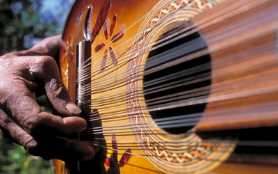 ¿Conoces el guitarrón chileno? Descubre a los guitarroneros de Pirque y las más de 36 entonaciones de este instrumento patrimonial