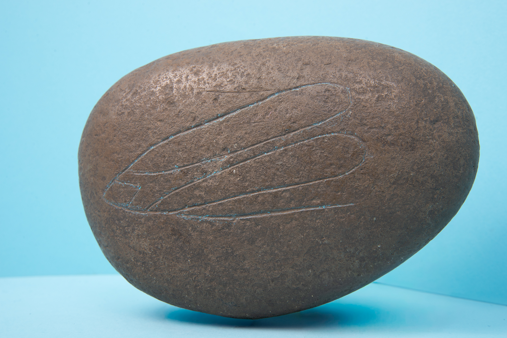 Canto pulido con una vulva grabada. Piedra. Artista desconocido. Ŋaru’a hai komari. Rapanui | Previo a 1800 d c. MCHAP, 1414
