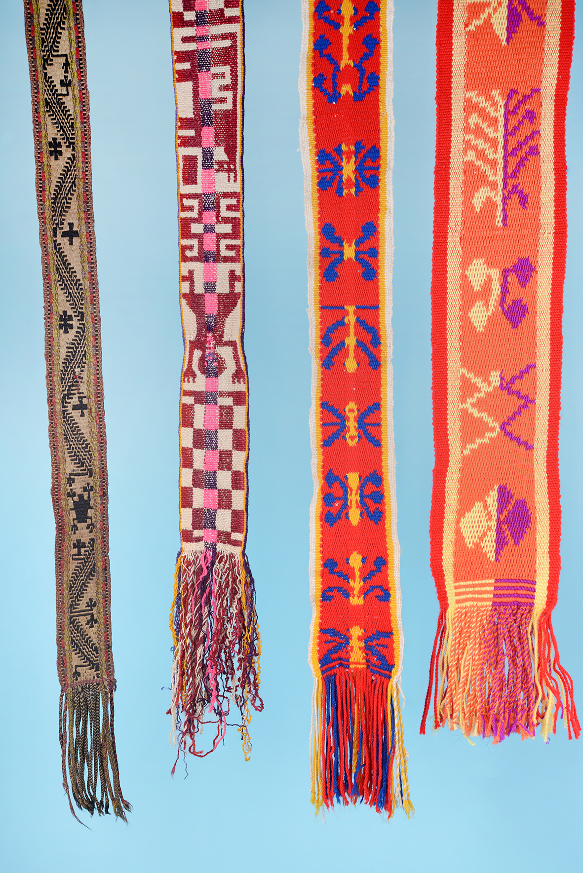 Tres fajas de lana de oveja. Artista desconocido. Trarüwe. Mapuche | 1900-1950 d c. MCHAP, 1768, 1691, 2142. La cuarta a la derecha es de Cristina Manquepi | Mapuche 2025
