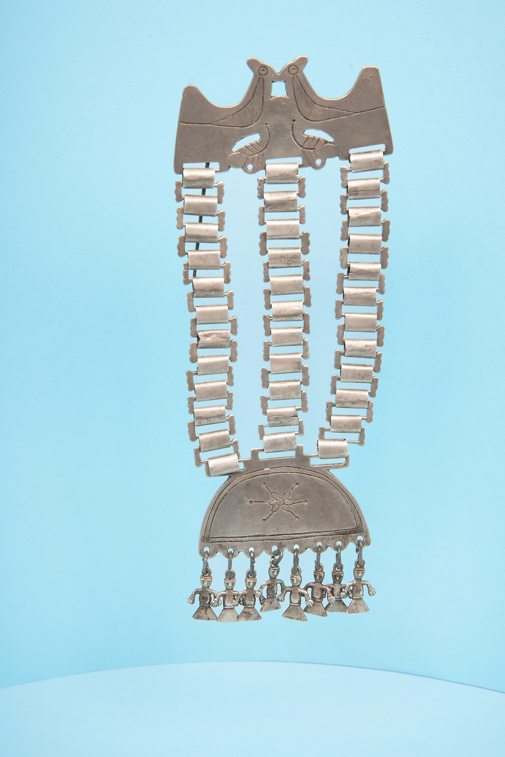 Pectoral. Plata, fierro. Artista desconocido. Trapelakucha; Keltatuwe; Prenteor akucha. Mapuche | 1900-1950 d c. MCHAP, 2521