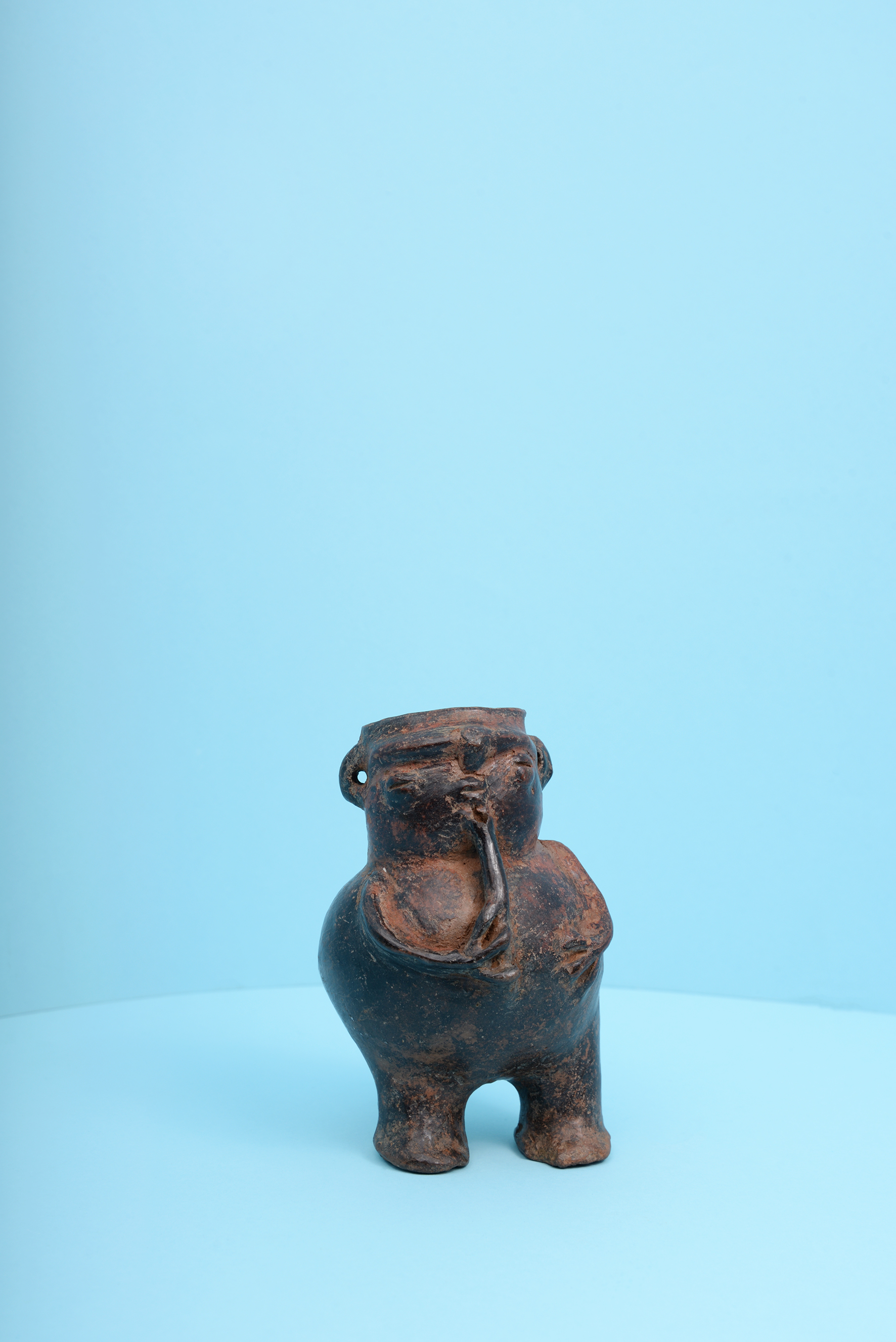 Jarro con forma de músico. Cerámica. Artista desconocido. Pifüllkatufe Metawe. Mapuche | 350-1050 d c. MNHN, 30770